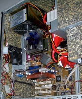 Le Zalman VF 700 pour la 9800 Pro, le Si97A pour le CPU, grille arrière ajourée.